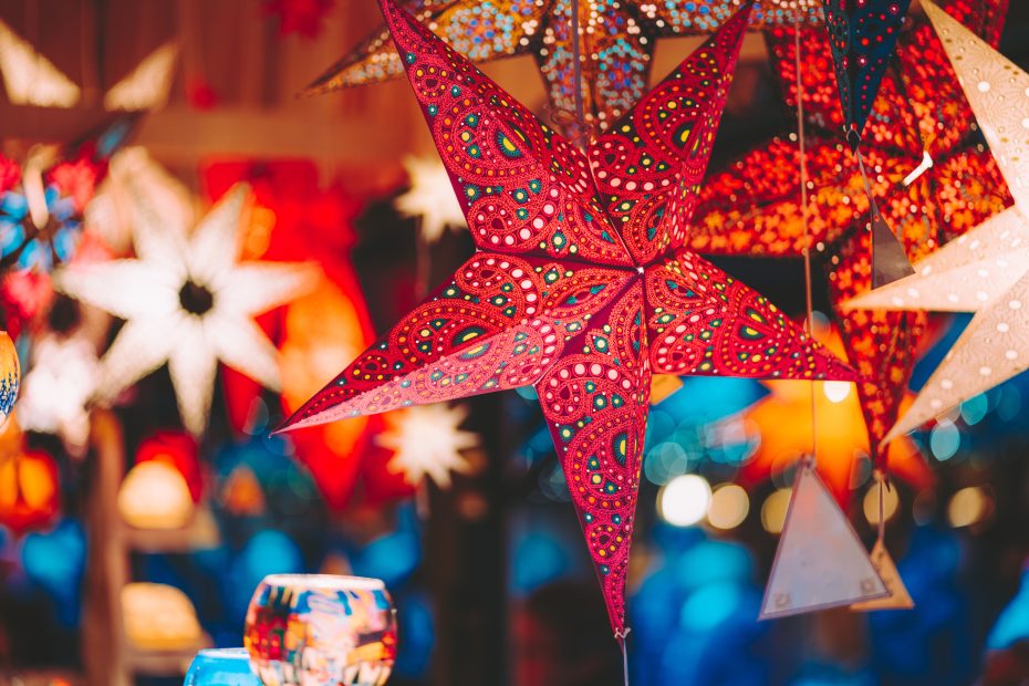 leuchtende Sterne auf einem Weihnachtsmarkt